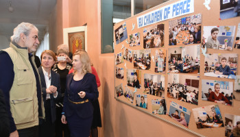 Komesar za humanitarnu pomoć i upravljanje krizama Christos Stylianides u posjeti školi u Ukrajini koja učestvuje u EU projektu "Djeca mira"
